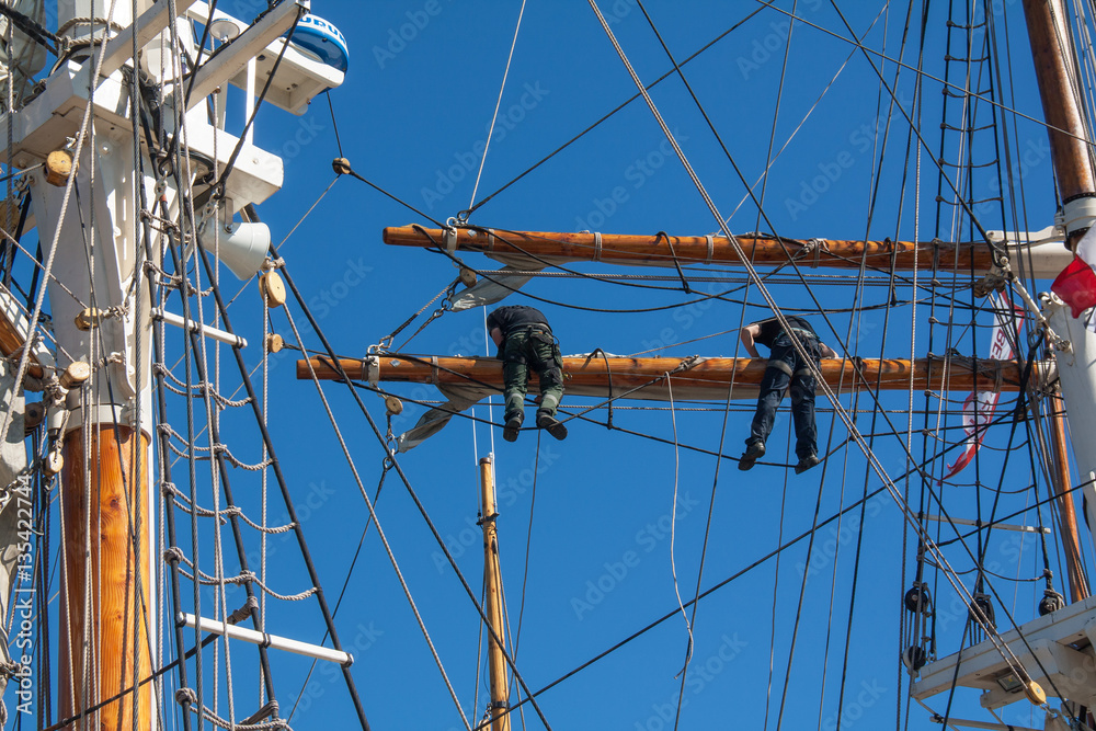Inspection des voiles sur goélette dans le port de Douarnenez, Finistère, Bretagne Inspection des voiles sur goélette dans le port de Douarnenez, Finistère, Bretagne