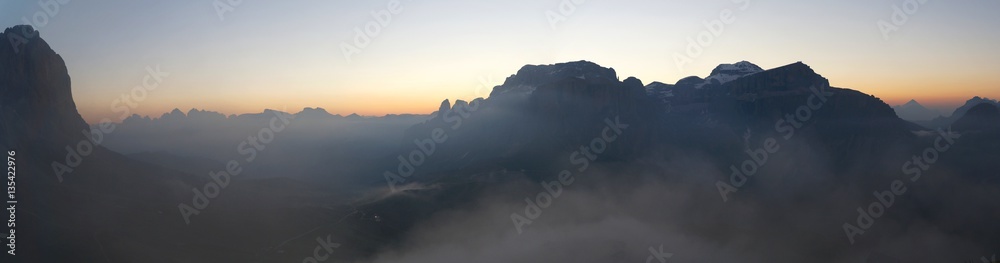 Panorama von Südtiroler Berglandschaft im Sonnenaufgang / Langkofel / Val Gardena / Sella