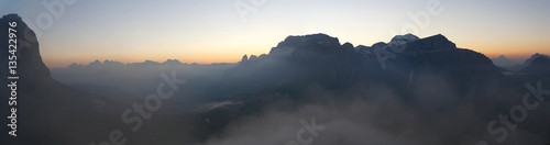 Panorama von Südtiroler Berglandschaft im Sonnenaufgang / Langkofel / Val Gardena / Sella