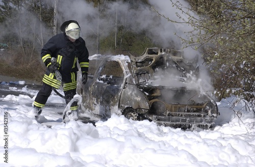 Feuerwehr loescht ein Autobrand.