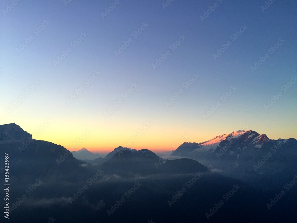 Südtiroler Berglandschaft im Sonnenaufgang / Sella und Marmolada 