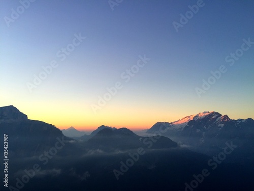 S  dtiroler Berglandschaft im Sonnenaufgang   Sella und Marmolada 