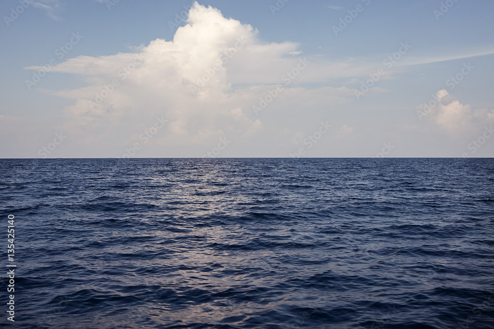 Obraz premium perfect sky and water of ocean, beautiful clouds