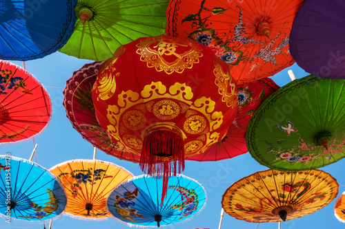 Chinesischer Lampion und Papierschirme photo