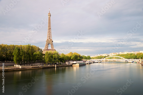 Eiffel tower in Paris from the river Seine in spring season. Par © ake1150