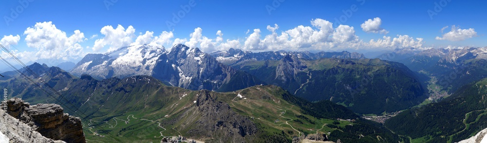 Traumhafte Panorama Aussicht auf Südtiroler Gebirgslandschaft / Pordoi Seilbahn, Marmolada und Fassatal 