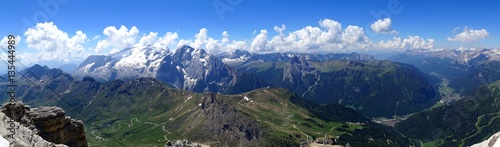 Traumhafte Panorama Aussicht auf Südtiroler Gebirgslandschaft / Pordoi Seilbahn, Marmolada und Fassatal 