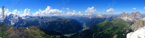 Traumhafte Panorama Aussicht auf Südtiroler Gebirgslandschaft / Marmolada / Fassatal / Rosengarten / Langkofelgruppe © grahof_photo