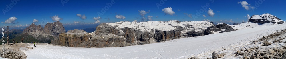 Sella Gruppe Hochplateau Panorama von Langkofel bis Piz Boe im Winter