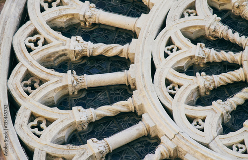 Dettaglio del rosone di una cattedrale di Assisi, Italia photo