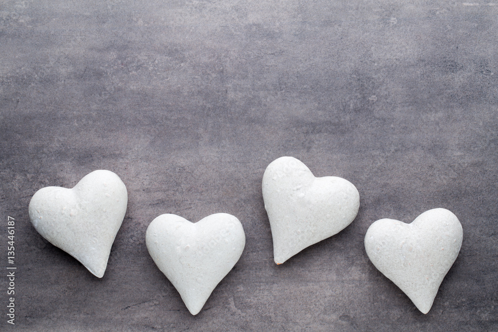 Obraz premium Red hearts on the gray background. Valentine Day background.