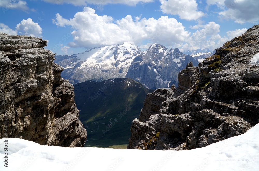 Herrliche Aussicht auf Marmolada und Winterlanschaft in Dolomiten / Südtirol / Sella