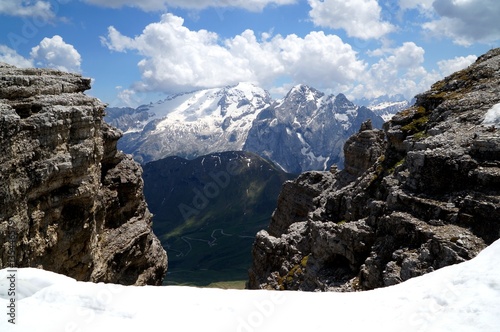 Herrliche Aussicht auf Marmolada und Winterlanschaft in Dolomiten   S  dtirol   Sella