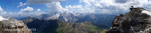 Traumhafte Panorama Aussicht auf Südtiroler Bergwelt und Marmolada und Pordoi Seilbahn