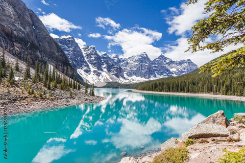 Morena jezioro w Banff parku narodowym, Canadian Rockies, Kanada. Słoneczny letni dzień z niesamowitym niebieskim niebem. Majestatyczne góry w tle. Czysta turkusowo-niebieska woda.