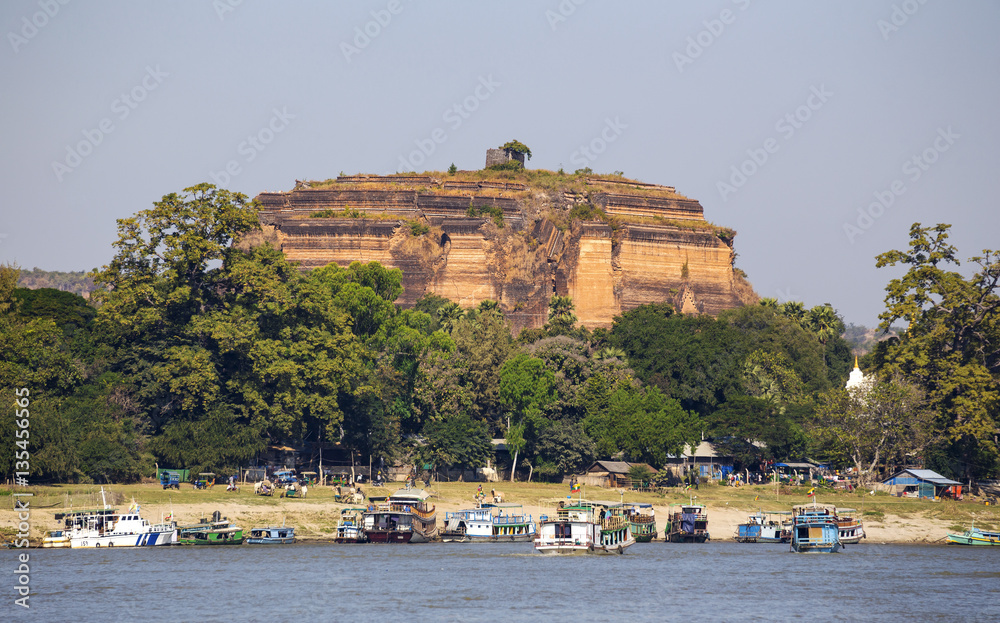 Ruined Pagoda in Mingun Paya / Mantara Gyi Paya Ruined Pagoda in Mingun Paya / Mantara Gyi Paya