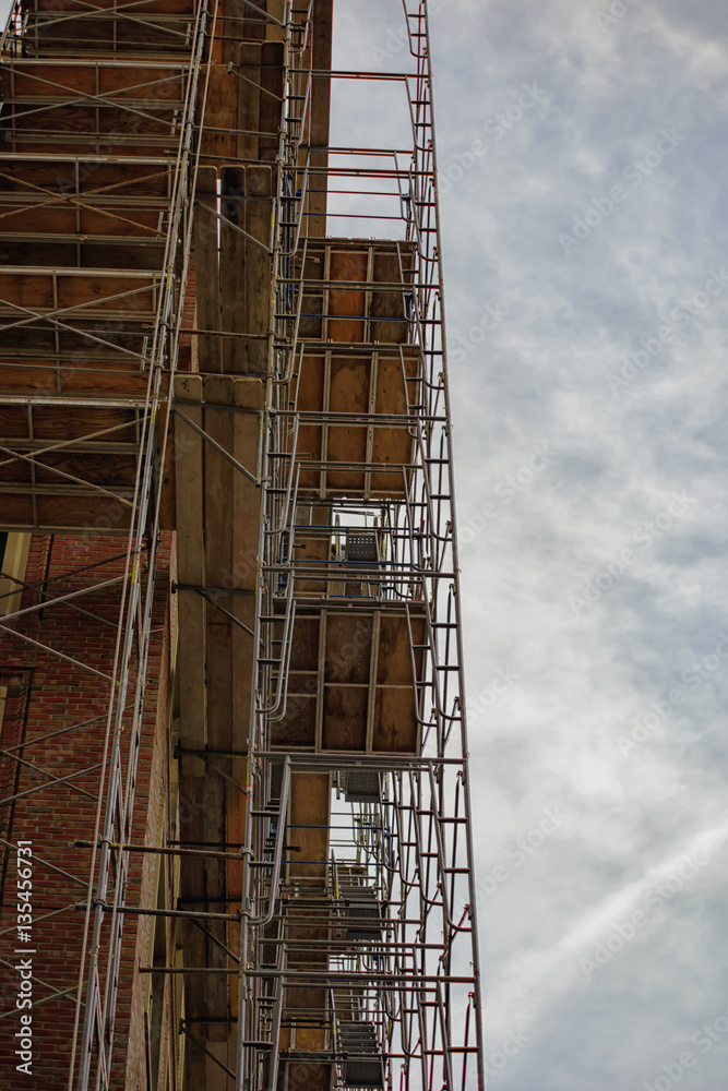 Obraz premium Scaffolding along side of brick building