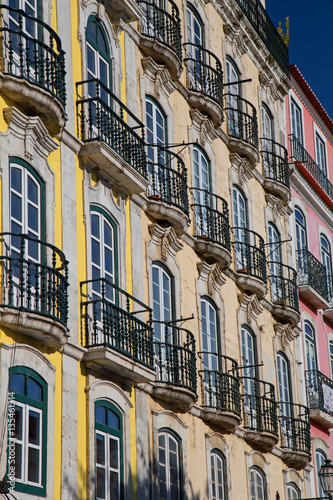 Hausfassade mit kleinen Balkone