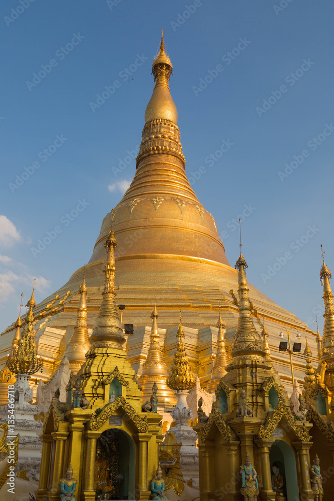Fototapeta premium Shwedagon pagoda, Yangon, Myanmar