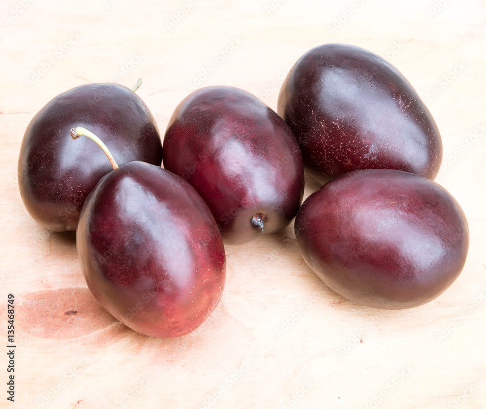 Obraz premium fresh plums