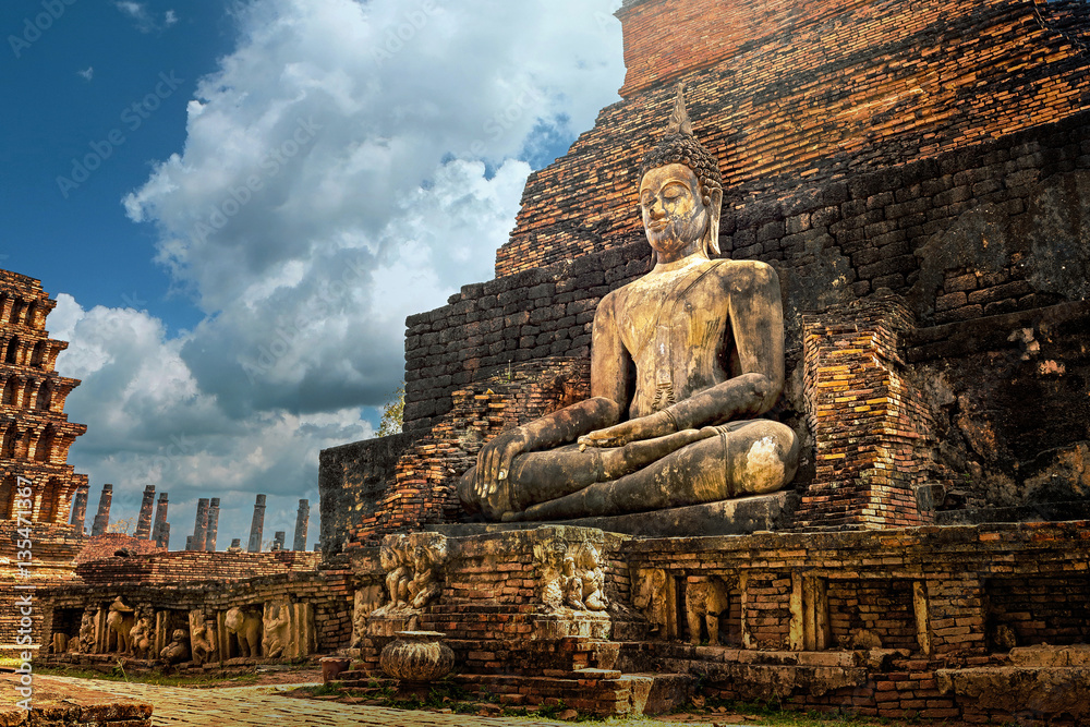 Fototapeta premium Ancient buddha statue. Sukhothai Historical park.