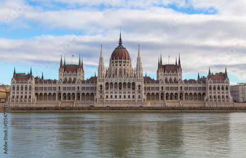 Ungarisches Parlament Budapest bei Tag