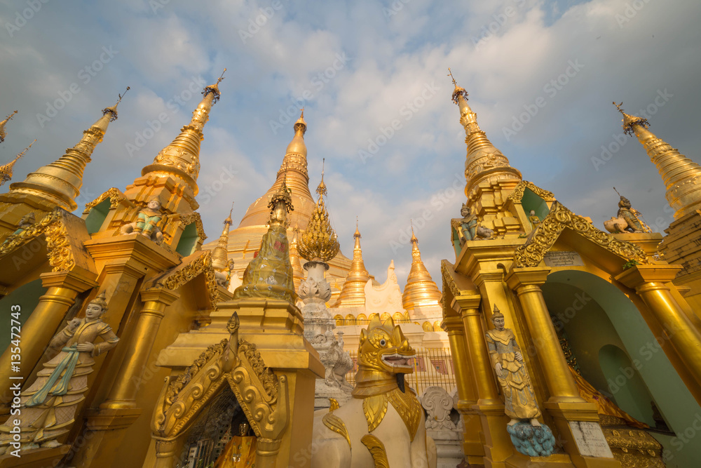 Fototapeta premium The Shwedagon pagoda, Yangon, Myanmar 