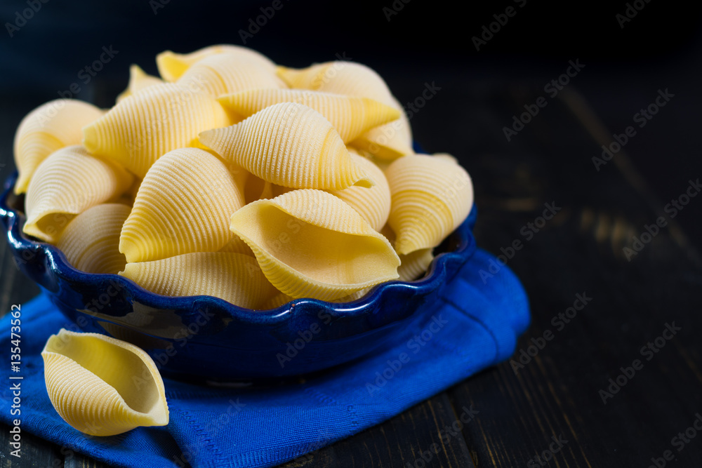 Big pasta shells for stuffing, uncooked