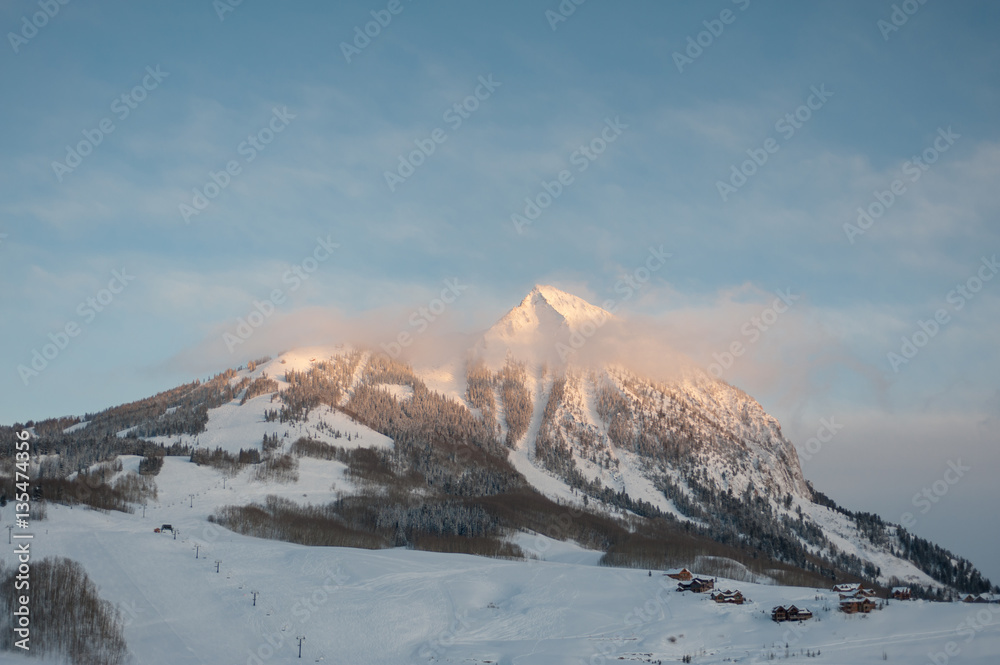 Obraz premium Alpenglow on the Peak