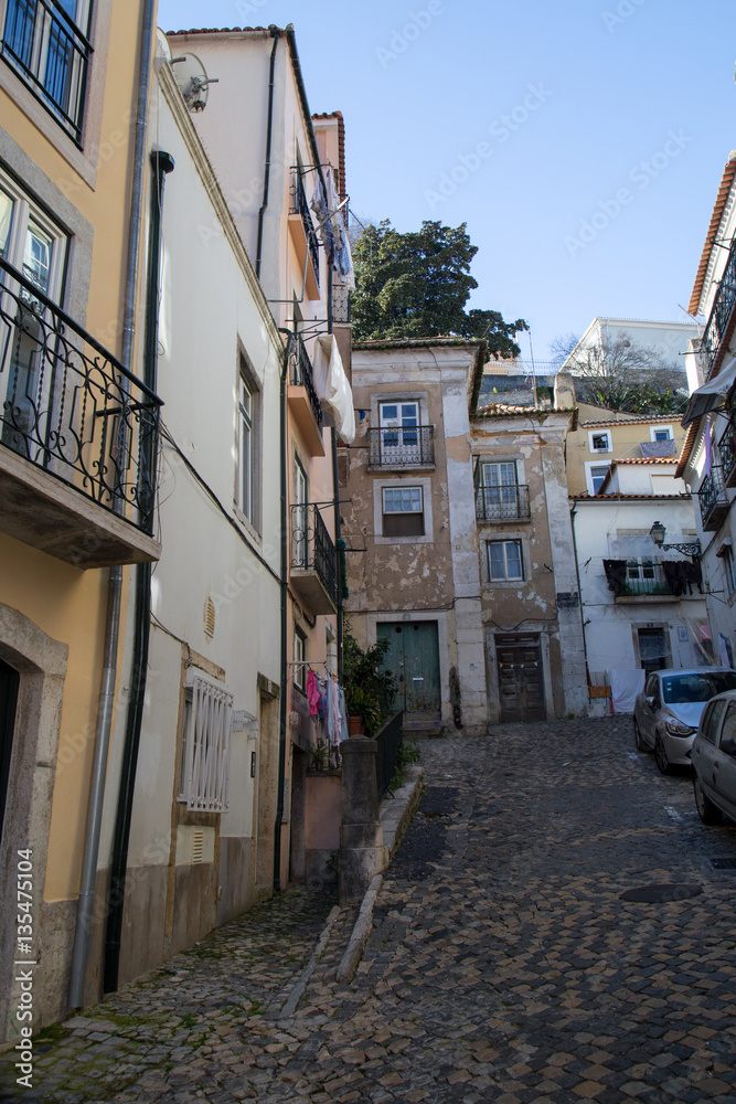 Fototapeta premium Blick in Seitenstrasse in Lissabon