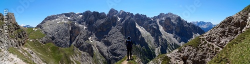 Wanderin genießt herrliche Panorama Aussicht von Berglandschaft im Naturpark Rosengarten 