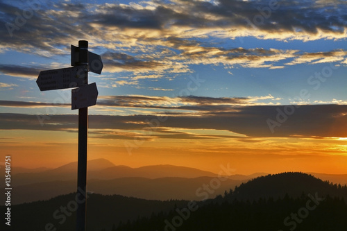 Wegweiser vor Sonnenuntergang