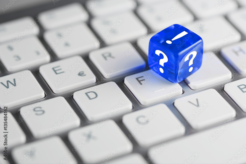 Blau farbener / blauer Würfel auf Tastatur mit Fragezeichen und  Ausrufezeichen - FAQ Frage Antwort Stock-Foto | Adobe Stock
