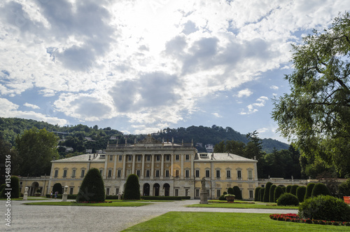 Wallpaper Mural  elm villa como Old Town along the Torontodigital.ca