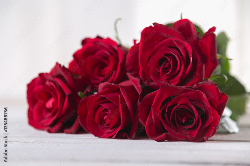 Fototapeta premium Beautiful roses, valentine’s concept, bright background