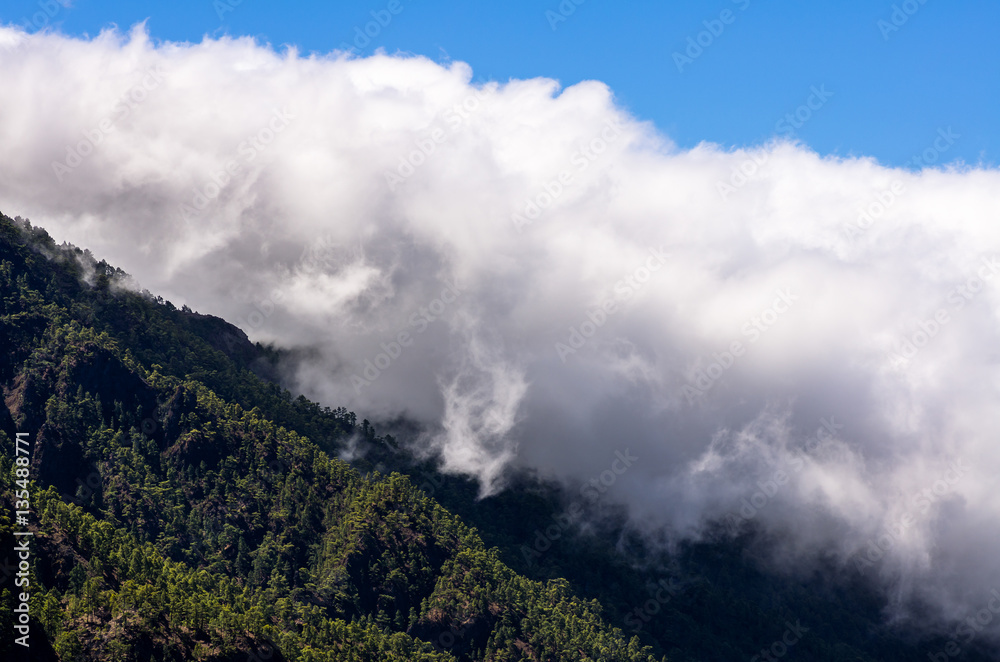 Rollende Wolken über der Caldera de Taburiente, La Palma, kanarische Inseln, Spanien