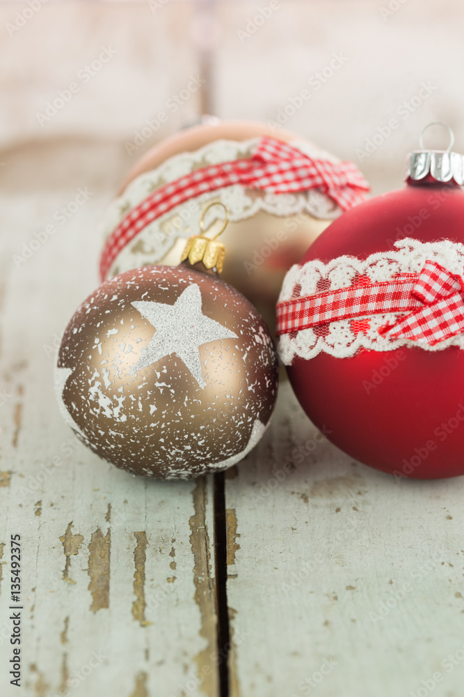 Obraz premium Three Christmas baubles on rustic wood