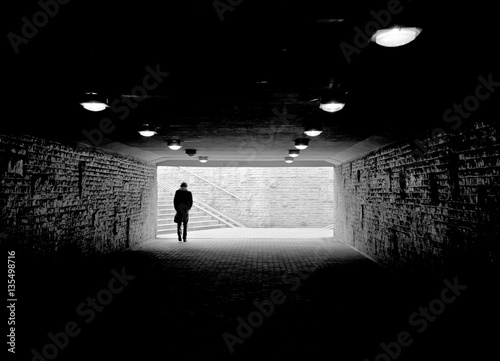 Melancholijny obraz samotnego człowieka - przejście podziemne