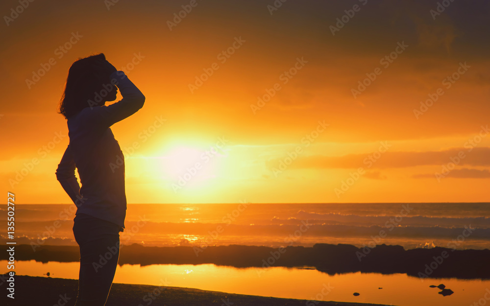 Frau genießt die Meeresluft im Sonnenuntergang