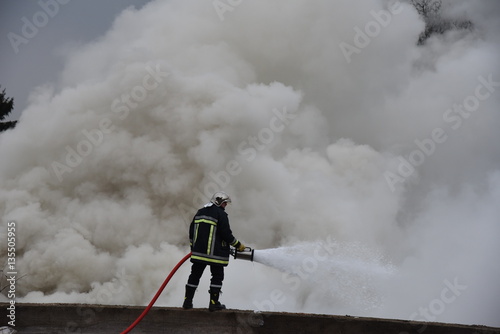 Feuerwehr löscht Brand