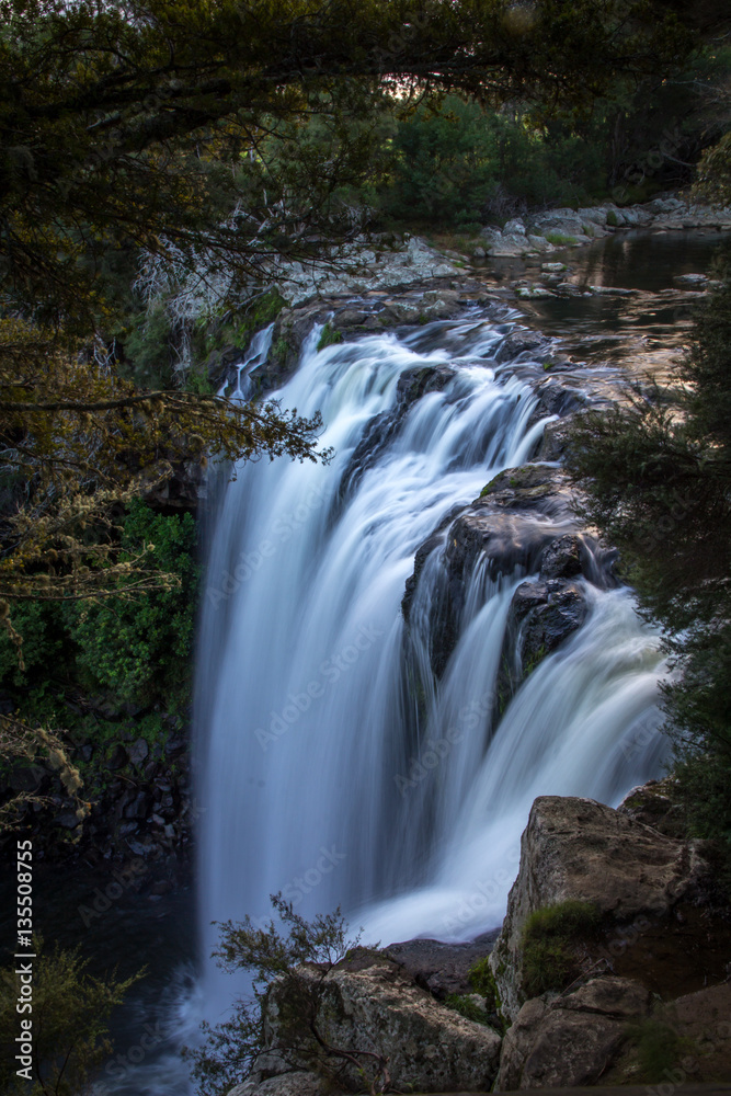 Obraz premium Close Up of Top of Rainbow Falls Kerikeri New Zealand Long Exposure Vertical