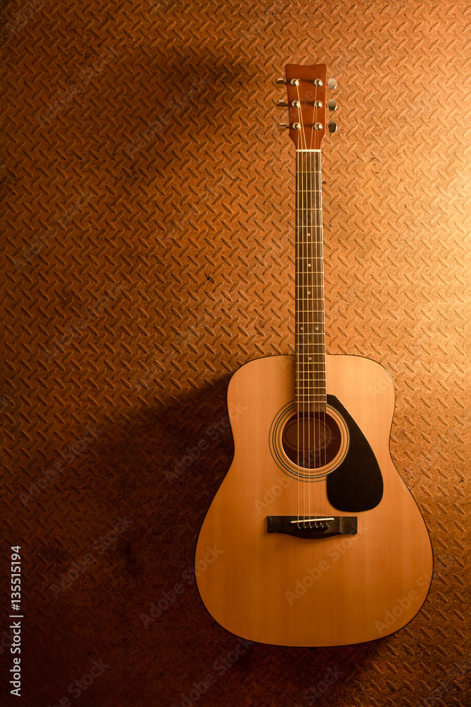 Φωτογραφία Acoustic guitar on old steel background with copy space