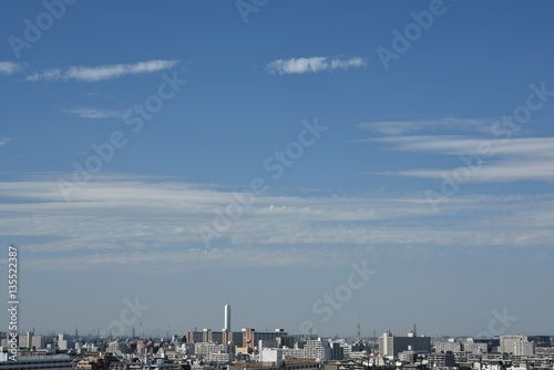 スジ雲と都会の街並み © kawa10