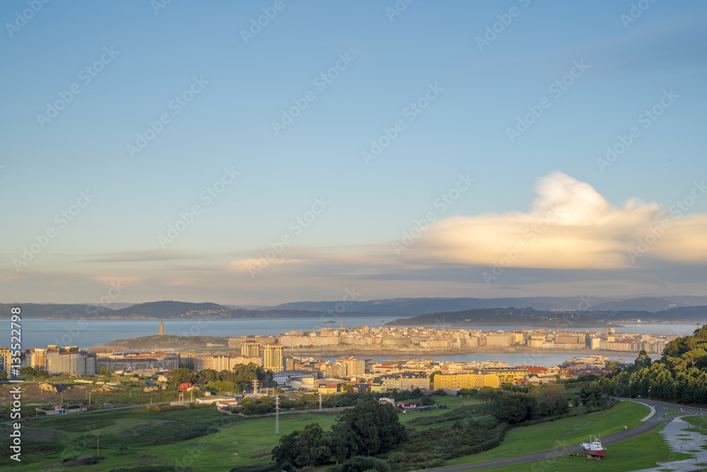 Vista de La Coruña desde el parque de Bens (La Coruña, España).