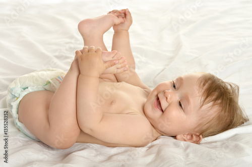 Foto Baby girl lying in pampers