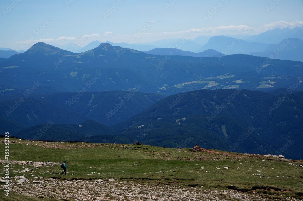 Wanderin unterwegs auf Schlern Hochfläche und Aussicht auf Dolomiten Gipfel 
