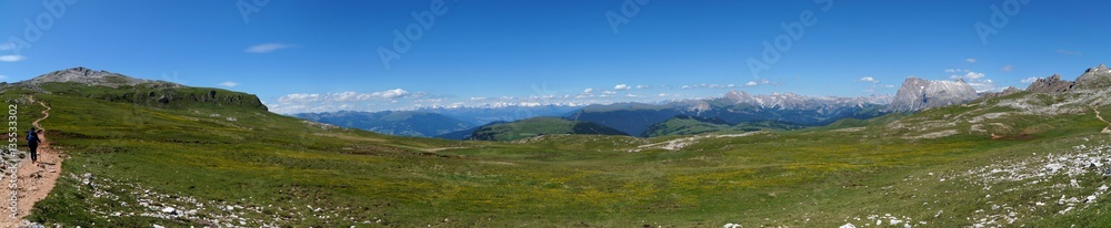 Panorama Schlernhochfläche / Almwiese und Aussicht auf Petz Gipfel / Raschötz / Puez Geisler / Langkofelgruppe 