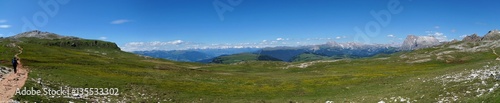 Panorama Schlernhochfläche / Almwiese und Aussicht auf Petz Gipfel / Raschötz / Puez Geisler / Langkofelgruppe 