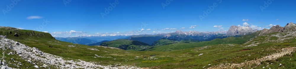 Panorama Schlernhochfläche und Aussicht auf Seiser Alm / Rschötz / Puez Geisler, Langkofelgruppe / Rosszähne
