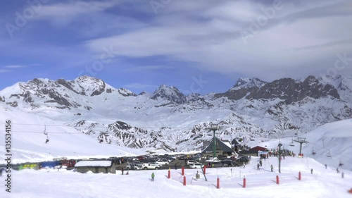 Estación de esquí con gente haciendo deporte y esquiando y divirtiendose, valle de tena, pirineo aragonés	 photo